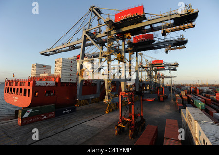 L'Uruguay Montevideo , port de conteneurs du terminal de Katoen Natie et TCP-conteneurs de la compagnie maritime allemande Hambourg Sued Banque D'Images