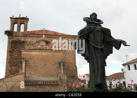 Statue de San Pedro (Saint Pierre) avec les bras tendus en alcantara dans la province d'Estrémadure en Espagne. Banque D'Images