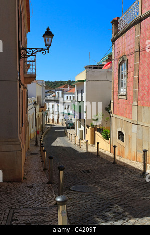 Albufeira, Algarve, Portugal. Rue en pente et maisons typiques. Banque D'Images