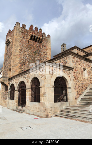 La cité médiévale Torre de la yerba maté sur la Plaza Mayor de Cáceres, Extremadura, Espagne. Banque D'Images