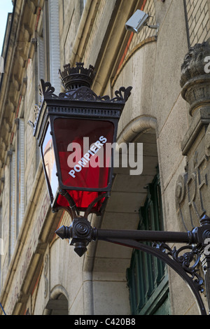 Un voyant à un firestation à Paris. Service de lutte contre les incendies à Paris est assurée par la Brigade des Pompiers de Paris, une unité de l'armée française. Banque D'Images