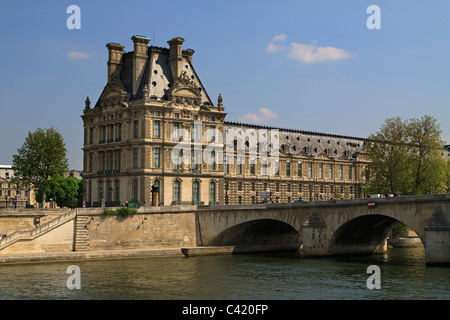 L'hôtel Pont Royal est le troisième plus vieux pont de Paris, traversant la Seine à côté du Pavillon de Flore du Louvre. Banque D'Images