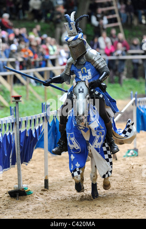 Interprète de la fête médiévale, vêtus de costumes historiques de chevalier sur le cheval à Oettingen, Bavière, Allemagne Banque D'Images