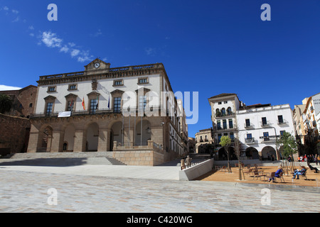 L'hôtel de ville (Ayuntamiento de Madrid) sur la place principale (Plaza Mayor) de Caceres dans la province d'Estrémadure en Espagne. Banque D'Images