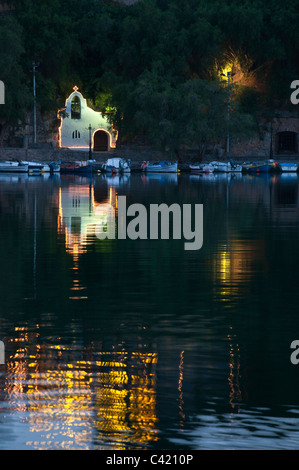 Une petite chapelle par le lac intérieur à Agios Nikolaos, en Crète orientale, la Grèce. Banque D'Images