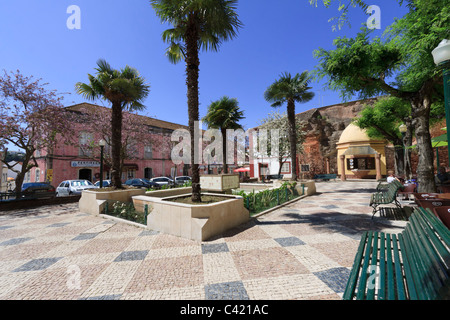 Silves Square Municipal, Algarve, Portugal. Place ombragée dans le centre de la ville avec des fontaines et des cafés. Banque D'Images