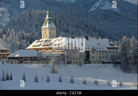 Elmau castle à l'hiver en Bavière, Allemagne, ville voisine et Wettersteingebirge Garmisch Banque D'Images