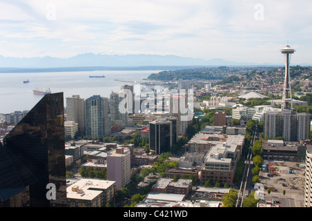 Vue sur le centre-ville de Seattle, y compris le Seattle Center, du quartier financier, et de bateaux dans la baie de l' Union Banque D'Images