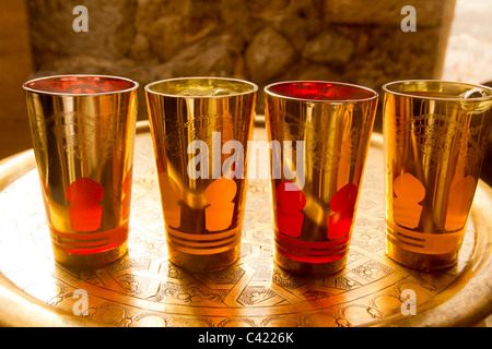 Thé à la menthe arabe lunettes d'or sur le plateau d'or boissons Banque D'Images