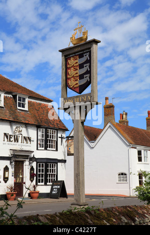 Winchelsea, East Sussex, Angleterre, Royaume-Uni, GB. Le panneau de la ville et le New Inn. Banque D'Images