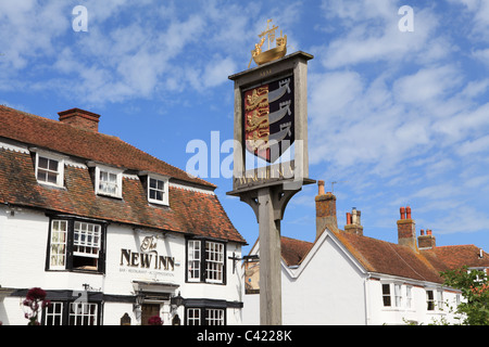 Winchelsea, East Sussex, Angleterre, Royaume-Uni, GB. Le panneau de la ville et le New Inn. Banque D'Images