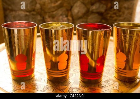 Thé à la menthe arabe lunettes d'or sur le plateau d'or boissons Banque D'Images