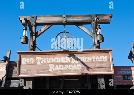 Big Thunder Mountain Railroad tour de caboteur de rouleau au Magic Kingdom de Disney World, à Kissimmee, Floride Banque D'Images