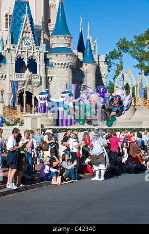 Le vendeur de ballons vend des ballons avant Un défilé Dream Come True au Magic Kingdom à Disney World, Kissimmee, Floride Banque D'Images