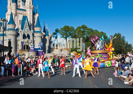 Danseurs jouant dans Un défilé Dream Come True au Magic Kingdom à Disney World, Kissimmee, Floride Banque D'Images