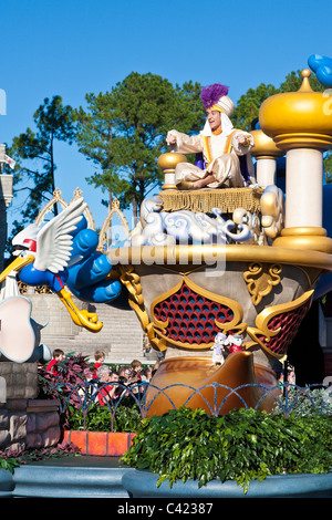Aladin chevauchant sur un char dans Un défilé Dream Come True au Magic Kingdom à Disney World, Kissimmee, Floride Banque D'Images
