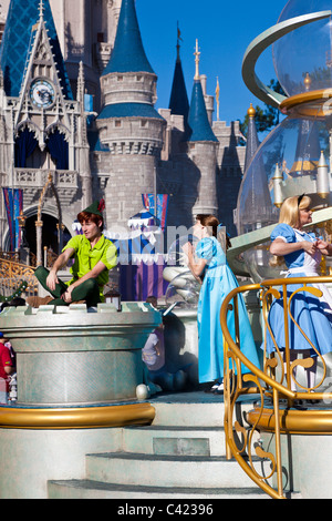 Les personnages Disney montent sur Un char dans Un défilé Dream Come True au Magic Kingdom à Disney World, Kissimmee, Floride Banque D'Images