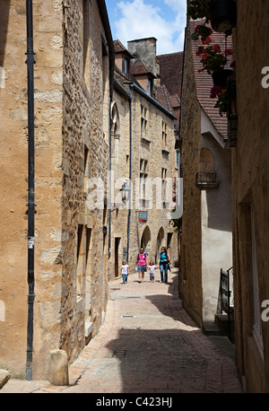 Balades en famille dans la rue arrière étroit Sarlat-la-caneda Dordogne France Banque D'Images