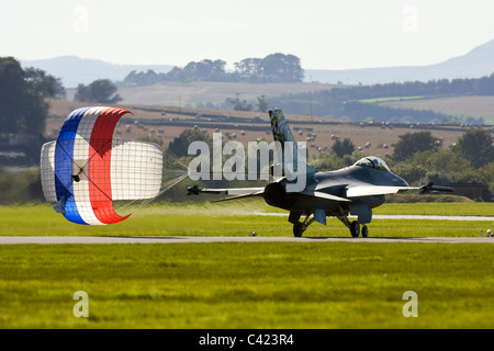 RNLAF F-16 jet avec abattant déployé à RAF Leuchars Airshow 2009, Fife, Scotland Banque D'Images