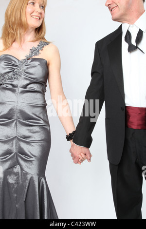 Couple wearing evening wear tenir la main Banque D'Images