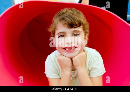 Indenté brunette girl smiling in aire rouge yeux bleus portrait Banque D'Images