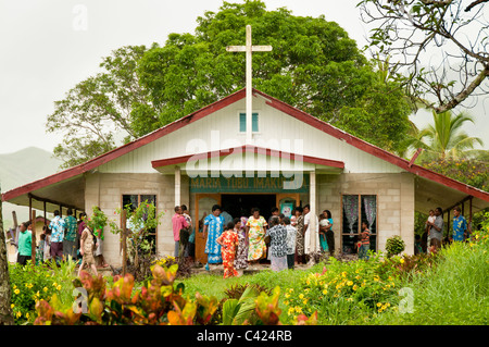 Le service du dimanche à l'Église Maria Tubu Navala Imakulata en village, hauts plateaux du nord de l'île de Viti Levu, Fidji. Banque D'Images