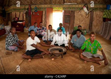 Les hommes du village se sont réunis à bure Navala pour boire le kava, Viti Levu Island (Fidji). Banque D'Images