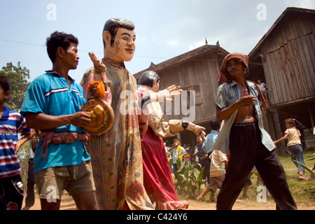 Un homme asiatique porte un costume coloré tout en célébrant le Nouvel An khmer dans un village rural au Cambodge. Banque D'Images