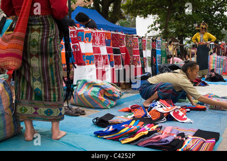 Hmong hill tribe ethnique femmes vendent des marchandises à un marché de rue dans le Laos communiste. Banque D'Images