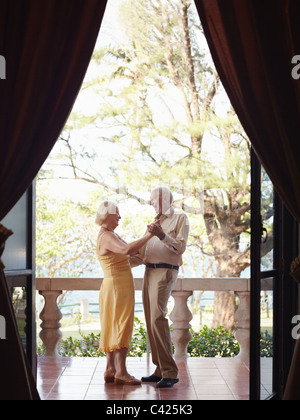 Young couple on vacation, danser sur la terrasse l'hôtel. La forme verticale, pleine longueur, side view Banque D'Images