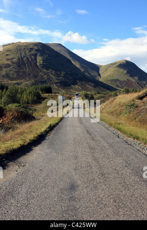 Une route à voie unique849 sur l'île de Mull avec les pentes de Beinn Talaidh dans l'arrière-plan Banque D'Images