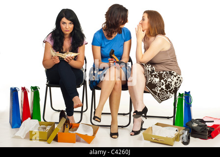 Deux femmes gossip ou de lui dire des secrets sur leur ami avec visage triste dans un magasin place au shopping Banque D'Images