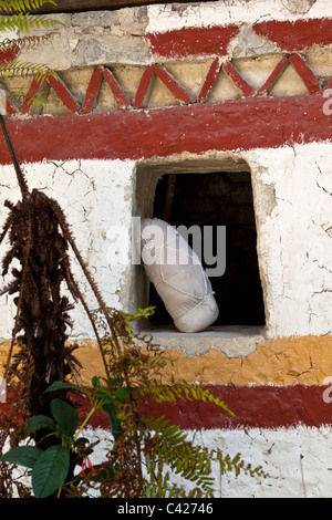 Pérou, Leymebamba, Leimebamba, Musée. Momies enveloppées dans les kits, la façon dont ils ont été trouvés à la Laguna de los Condores. Banque D'Images