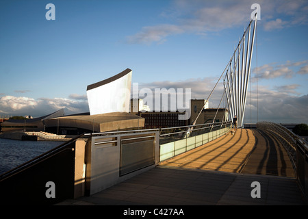 Nouvelle passerelle, reliant le Imperial War Museum et Media City, Salford Quays, Manchester, UK Banque D'Images