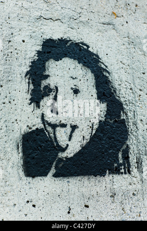 Schéma de la tête d'Albert Einstein coller / poussant dehors sa langue au viewer sur un mur de béton gris à Munich, Allemagne Banque D'Images