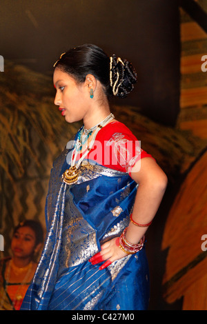 Bangla Woman Performing Dance à Namdapha festival culturel eco, Miao, de l'Arunachal Pradesh, Inde Banque D'Images