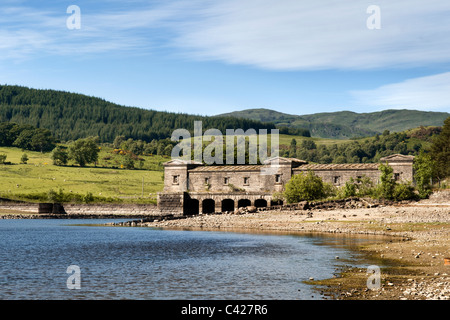 Le Loch Venachar, près de Callander, Lomond et des Trossachs national park Central Scotland prises le jour de l'été fin avec tour de l'eau Banque D'Images