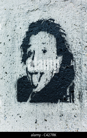 Schéma de la tête d'Albert Einstein coller / poussant dehors sa langue au viewer sur un mur de béton gris à Munich, Allemagne Banque D'Images