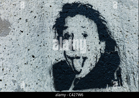 Schéma de la tête d'Albert Einstein coller / poussant dehors sa langue au viewer sur un mur de béton gris à Munich, Allemagne Banque D'Images