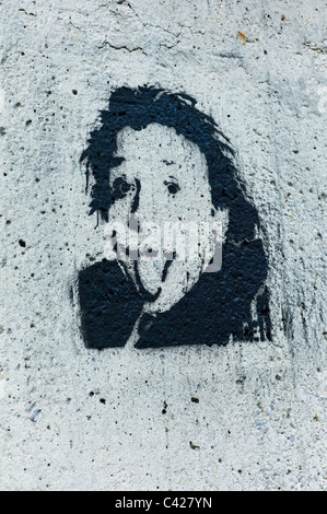 Schéma de la tête d'Albert Einstein coller / poussant dehors sa langue au viewer sur un mur de béton gris à Munich, Allemagne Banque D'Images