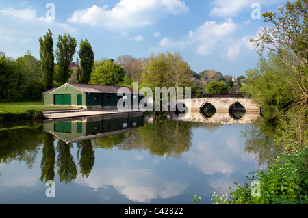 Pont Barton également connu sous le pont à cheval et canoe club Bradford on Avon, Royaume-Uni avec réflexion parfaite Banque D'Images