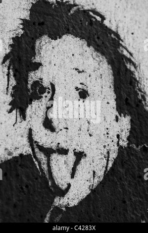 Schéma de la tête d'Albert Einstein coller / poussant dehors sa langue au viewer sur un mur de béton gris à Munich, Allemagne Banque D'Images