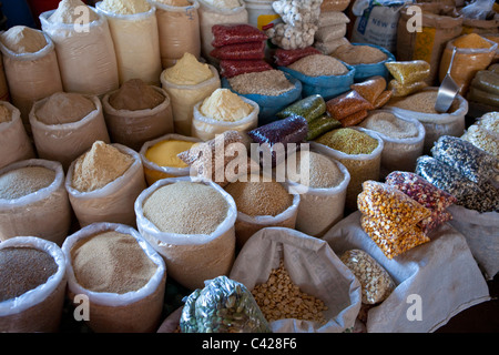 Pérou, Cusco, Cuzco. Marché, la vente de céréales, haricots, etc. Banque D'Images