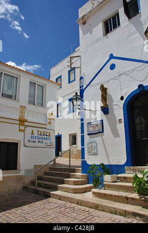 Rue pavée, vieille ville, Albufeira, région de l'Algarve, Portugal Banque D'Images