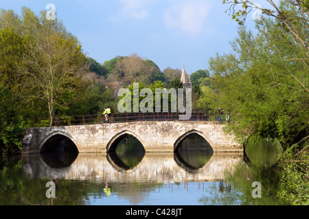 Pont de la rivière Avon et Barton également connu sous le pont à cheval à Bradford on Avon avec cycliste et de réflexion prise le jour ensoleillé Banque D'Images