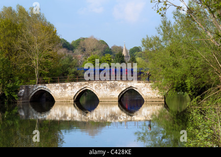 Pont de la rivière Avon et Barton également connu sous le pont à cheval à Bradford on Avon avec le train et de réflexion prise le jour ensoleillé Banque D'Images