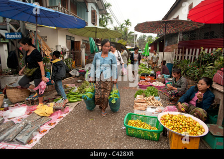 Les acheteurs du marché du matin à Luang Prabang l'ancienne capitale royale du Laos Banque D'Images