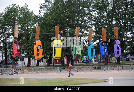 Accroché sur les voitures au niveau des chevilles géant à Brighton font partie d'un spectacle du festival par Générik Vapeur appelé Drôles d'oiseaux Banque D'Images