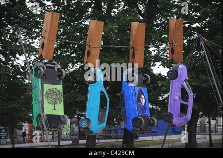 Accroché sur les voitures au niveau des chevilles géant à Brighton font partie d'un spectacle du festival par Générik Vapeur appelé Drôles d'oiseaux Banque D'Images