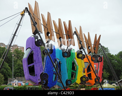 Accroché sur les voitures au niveau des chevilles géant à Brighton font partie d'un spectacle du festival par Générik Vapeur appelé Drôles d'oiseaux Banque D'Images